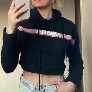 Svart croppad hoodie från Gymshark 🖤 superskön att ha till eller under träning! 