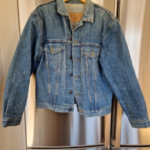 Jeansjacka - Äldre jeansjacka i snygg boxig modell. Skulle uppskatta storleken till M-L