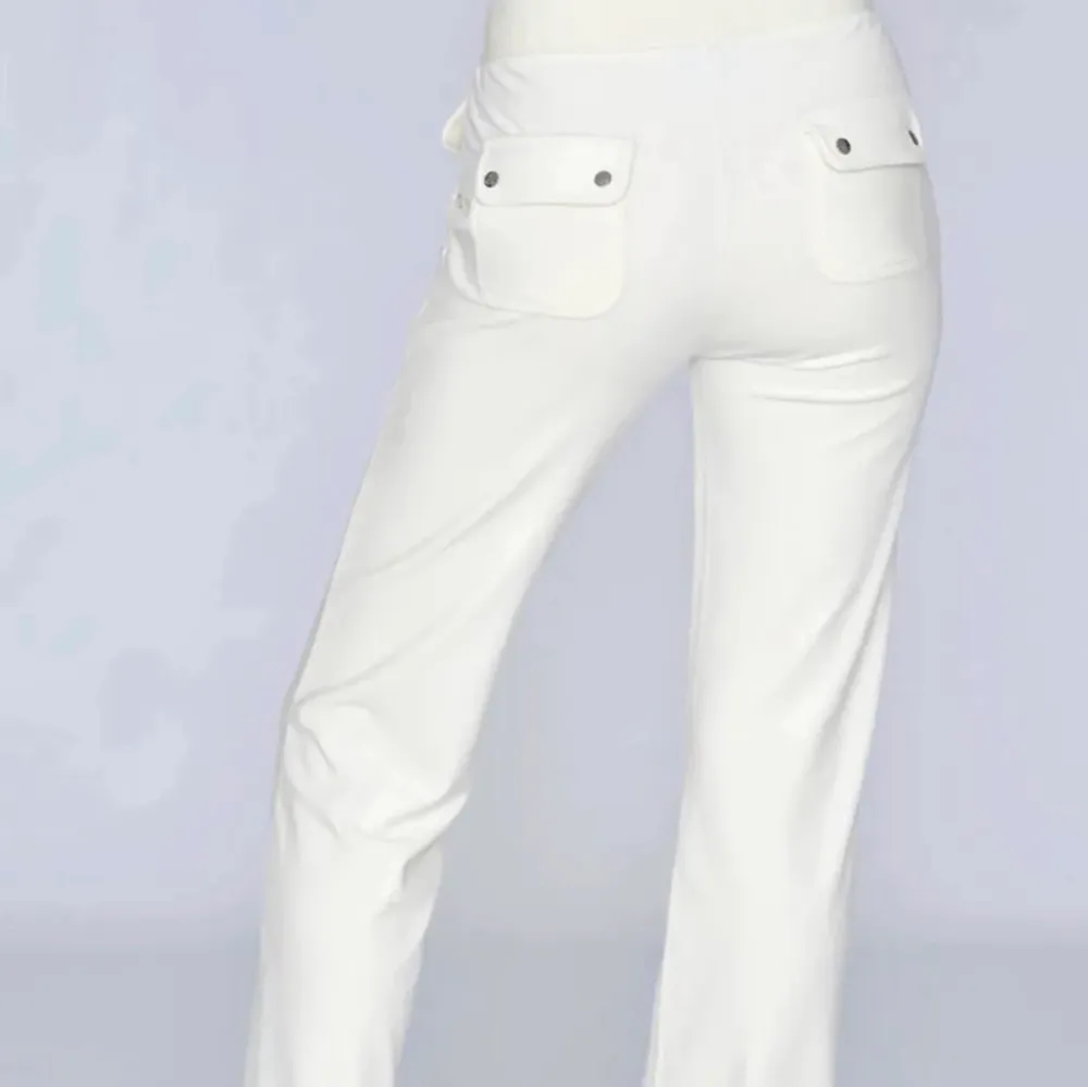 Säljer mina vita juicy couture byxor! Köpte de här på plick och skulle säga att de inte har några större synliga tecken på att de är använda mycket. Jeans & Byxor.