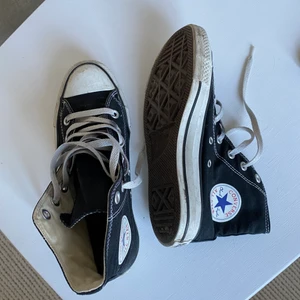 Converse - Säljer dessa supersnygga höga svarta converse i storlek 38! 💕  köparen står för frakten! 