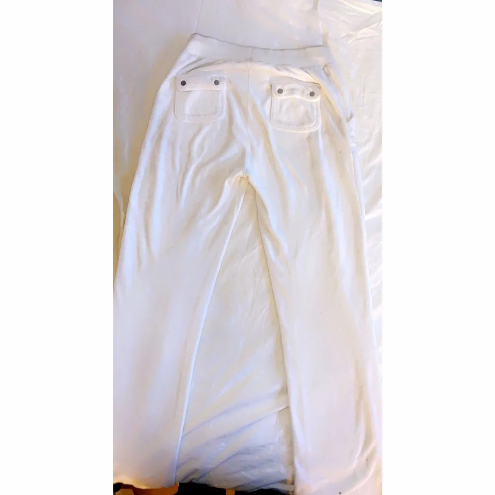 Säljer ett par vita juicy byxor i storlek S, använda några få gånger. Bra skick och köpte dom för 1100 kr. Säljs för 700 kan diskuteras . Jeans & Byxor.
