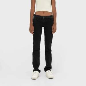 Säljer dessa Low waist jeans från zalando som är straight💓💓Skit snygga!!! kom privat för egna bilder🤩