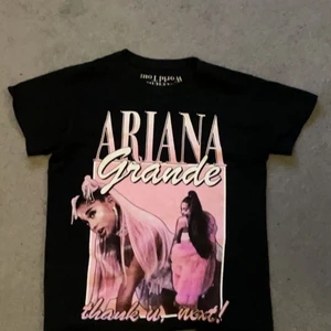  t-shirt ariana grande - Köpt 7 okt i globen 2019 när ariana var i sverige 🤍 den är använd 3-5 gånger 🤍 bra skick 🤍 storlek S