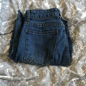 Baggy jeans - Säljer nu mina mörkblå jeans Max använd 3 gånger köparen står för frakten 💘💘💘