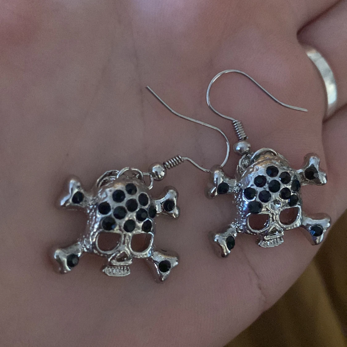 Dödskalle örhängen  - 90