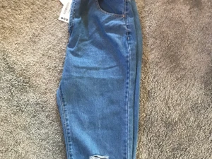 Jeans med hål på knäna - Helt oanvända jeans från boohoo. Kan mötas inom borlänge. Pris lapp finns kvar.