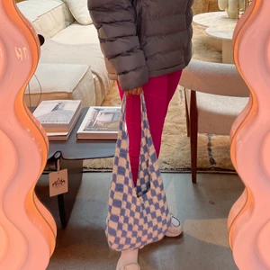 Virkad rutig väska - Virkad axelväska i blå/vit ❄️ Super trendig inför våren! Kan göras helt efter dina önskemål om färg eller storlek. 