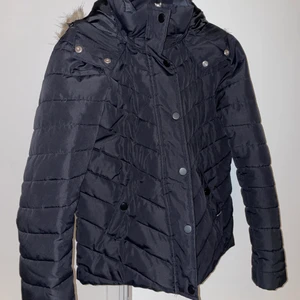 Jacka H&M - Jag säljer en jacka från H&M i storlek S/M köpte denna för längesen sen men är ändå i god skick, ordinarie pris? Den har en luva med fake päls, två fickor. Köparen betalar frakt