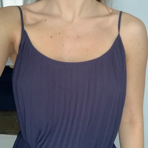 Suuperfin långklänning! - Jättevacker plisserad långklänning i den mest perfekta marinblå färgen. Går att klä upp eller ned beroende på tillfälle. Tyvärr har den inte kommit till användning för mig och hoppas nån annan är sugen på den💞 Frakt tillkommer 