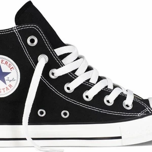 Converse - Säljer mina svarta converse i bra skick , skriv för fler bilder !