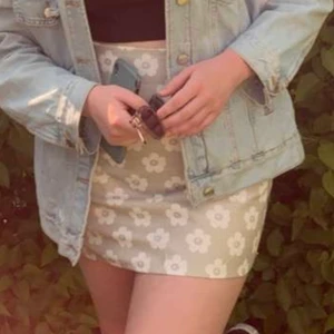 Blommig kjol - Kjol från Shein, bara använd ett fåtal gånger💕säljes då den inte är min stil längre💕 köpte den i storlek L men den är väldigt liten i storleken så skulle säga att den passar dig som har storlek s/m bäst💕