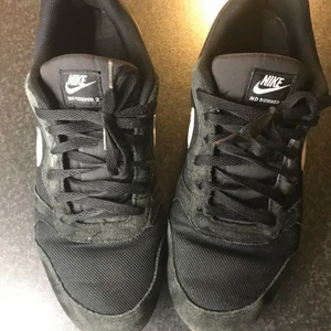 Adidas MD Runner 2 svart strlk 45 - Bra skick, lite missfärgningar och små i storleken. Mer lik 44