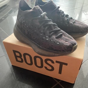 Yeezy 380 - Yeezy 380 i färgen onyx storlek 38. Sparsamt använda. Köpta från Vestiaire collective.