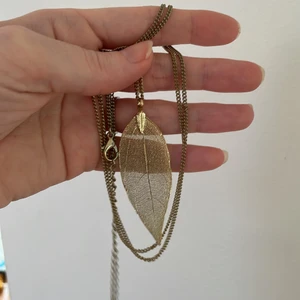 Guldigt halsband, lång modell  - fint halsband med fjäder. Lite längre kedja. 