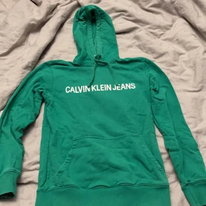Calvin Klein Hoodie strl S - Renar min garderob på gamla kläder som jag vuxit ur. Denna hoodien är i 7/10 skick, använd ofta när jag var mindre, men fortfarande i väldigt ok skick! Köpt för några år sedan så säljer billigt 😊 Fungerar till båda könen, men är i herrstorlek