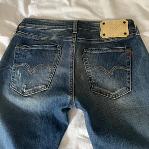 Jeans  - Snygga blå lågmidjade jeans. Aldrig använda och köpa här på plick, men säljer för att de var för små och för korta på mig som är 174. Skulle säga att de passar på någon som är 170 och neråt. 