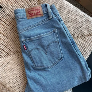 Levi’s jeans - Levi’s jeans i modellen 721 High Rise Skinny, strl 24! Jag på bilden är 165 cm ⭐️ Jättebra skick!!