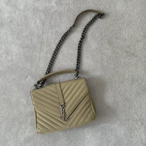 Ysl bag - Använt sparsamt. Nypriset 1700kr ditt pris nu 7000kr. Kan skicka fler bilder tom så önskas. Kvitto finns kvar. Köptes på Natalie shuttermans 