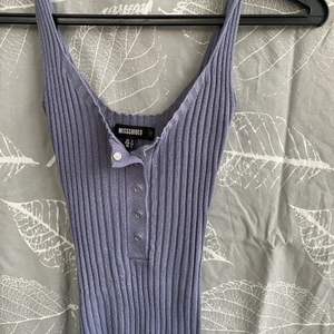 Missguided sommarklänning - Storlek 34 men passar 36, då jag är 36. Stretchig och jätte skön! Jag är 167 och den kommer lite längre ner än mina knän.