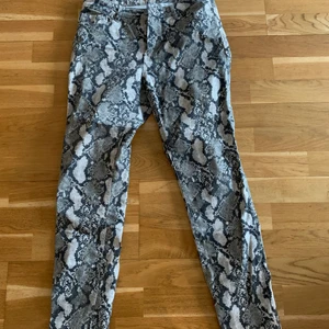 Byxor i ormskins mönster  - Byxor från hm i ormskinsmönster. Storlek 38 men passar 40 