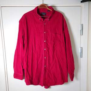 Röd manchesterskjorta. Minifläck på ryggen, syns på sista bilden🌱