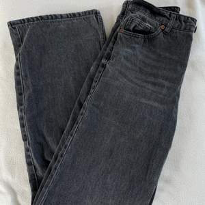 Mörkgråa/ svarta vida jeans från monki! Knappt använda!🖤👖