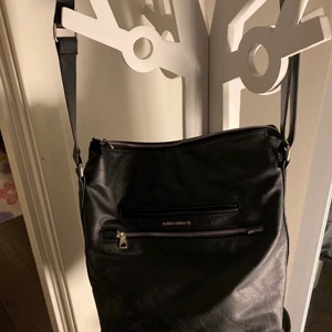 Björn Borg handväska i skinn - Fin Björn Borg handväska i svart läder med silverdetaljer. Svart skinn. Använd men är hel och ren!   Den är cirka 33 cm bred rakt över och ca 30 cm från toppen till botten av väskan.  Vid fler funderingar hör av dig:)