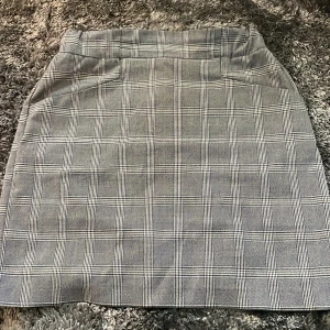 Lindex Kontorskjol - En kort kjol med kontorsstil, helt oanvänd då den är för liten💕