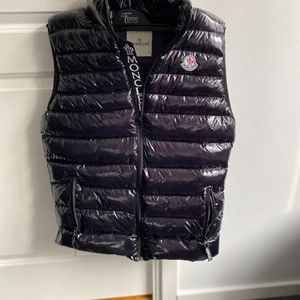 Moncler väst - Säljer moncler väst i olika storlekar den är som ny och den har inga hål eller liknande skriv för intresse