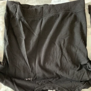 Love tröja - Bilden är uppochner men en fin kort tröja utan huva.