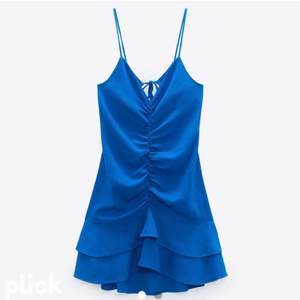 Söker denna klänningen i strl XS - S, hör gärna av er om ni vill sälja eller vet nån annan som säljer!!💙💙 