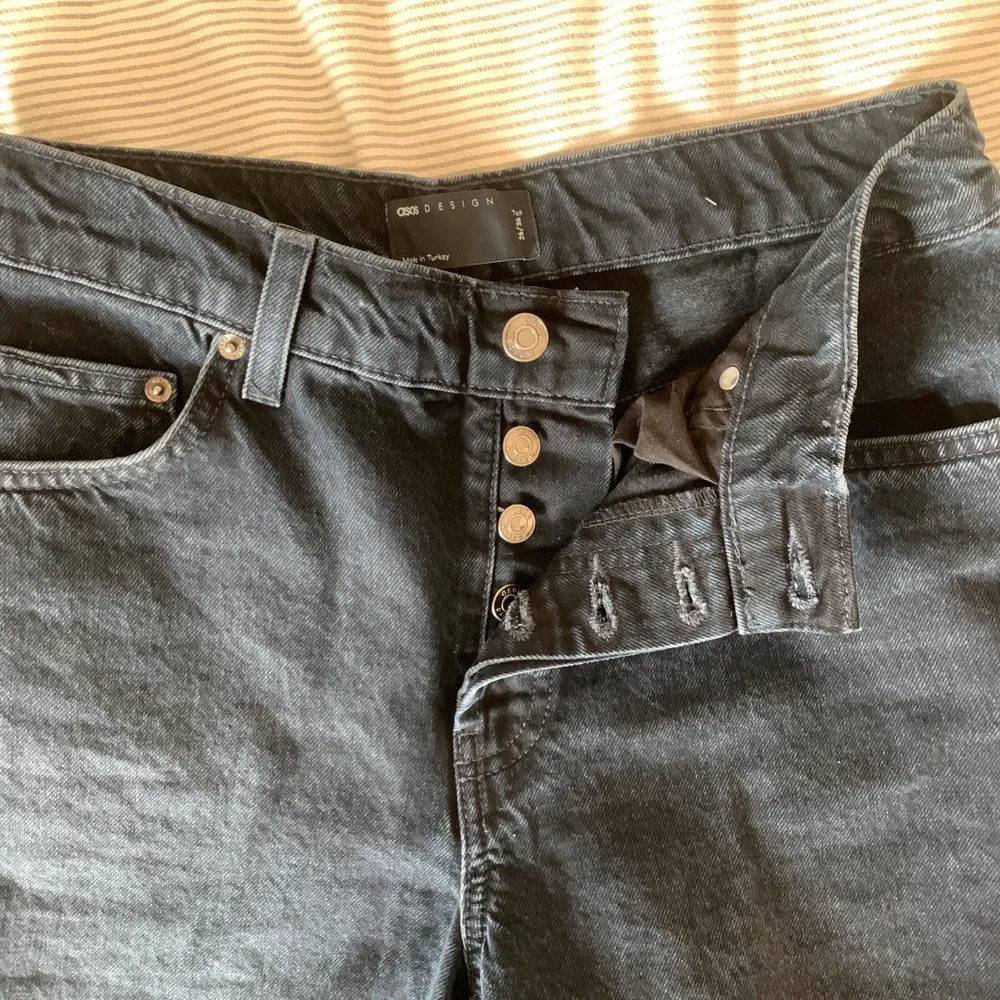 Grå/svarta jeans från ASOS tall i storlek 26/36. Skulle säga att de är stora i storleken! Jag är 181 cm lång och dessa går ner i golvet på mig🙌🏼🙌🏼 Stänger med knappt, se sista bilden. Lappen är borttagen men de är aldrig använda❣️ Köpare står för frakt . Jeans & Byxor.