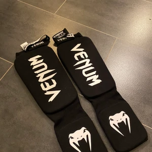 benskydd till kampsport  - sprillans nya benskydd, den är som en strumpa som följer sig längs benen. funkar för alla olika kampsporter, de är bra skydd och bekväma. säljer bara för att jag inte kör thaiboxning längre. strl s/m