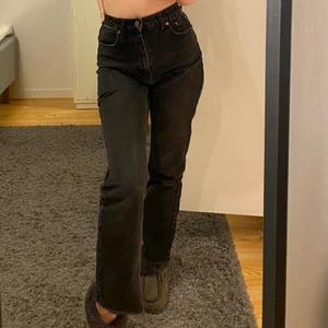 Svarta jeans - Svarta jeans från NA-KD🖤 stl 34