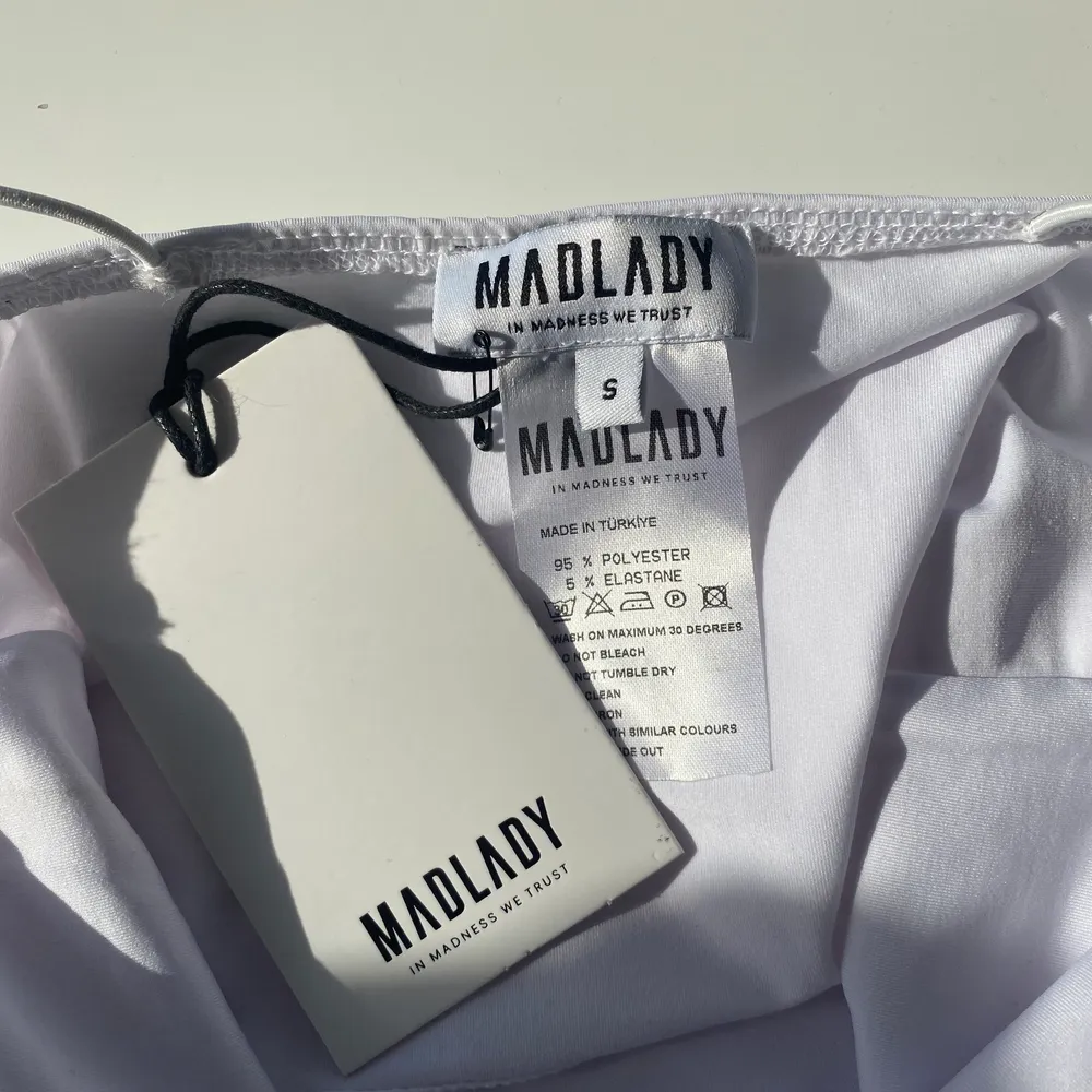 Helt nytt linne med smala band ifrån MADLADY, säljs pågrund av att det inte kommit till användning. Nypriset var runt 150-200kr säljer för 70kr. Toppar.