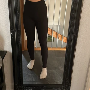 Träningstights - Ribbade träningstights. Fint skick, använda några gånger.