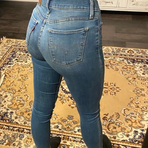 Levis jeans - 710 super skinny jeans Levi’s. Lite slitna därav priset. Frakt 62kr