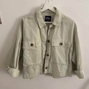 Pale green cotton Zara jacket  - 100% cotton pale green jacket! Perfect for the spring/summer! 🌸Feel free to reach out if you have any questions or would like more informations! 