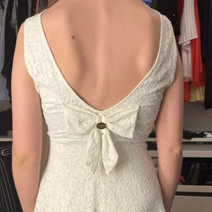 Vit klänning  - Vit jätte fin klänning endast använd en gång till en skolavslutning. Perfekt till studenten. Den är djup i ryggen med en rosett. Köparen står för frakten🤎