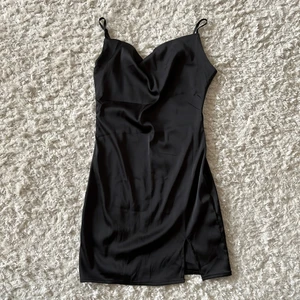 Svart klänning  - Säljer denna as finna klänning från shein, för att den är för stor för mig i bysten. Storlek xs. Frakten står köparen för💕❤️❤️