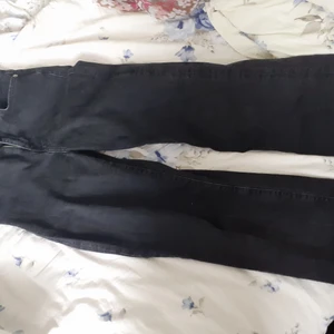 Jeans  - Väll använda jeans men fortfarande i väldigt bra skick. Säljer dessa pga att det inte är min still längre. (Andra bilden är lånad) vill ni ha mer bilder hör av er. Dem ser ganska korta ut men om du är 1,60cm så kommer dem vara över vristen. Köparen står för frakten💞