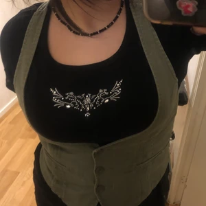 väst  - Säljer den här jätte fina västen 💓 Det står storlek M på taggen, köpte den för ett år sen och har inte haft någon användning av den. Tröjan på den första bilden säljer jag på ett annat inlägg! Skriv för fler bilder eller frågor :)