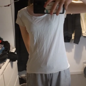 T-shirt - Vit t-shirt med väldigt korta ärmar 