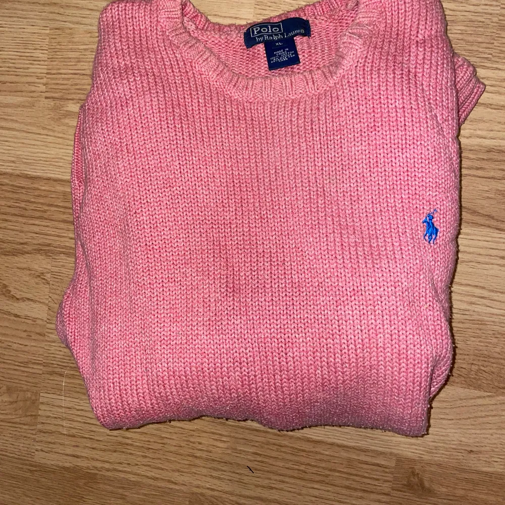 Ralph Lauren stickad tröja i fin rosa färg, storlek XL i barnstorlek, passar S-M. Mycket fint skick. Tröjor & Koftor.