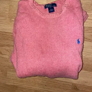 Ralph Lauren stickad tröja i fin rosa färg, storlek XL i barnstorlek, passar S-M. Mycket fint skick