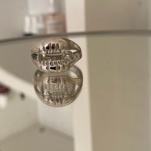 Silver sterling ring  - Så fin ring med tänder som säljes då den inte kommer till användning, sitter lite stort på mig men går att lösa på flera sätt❤️