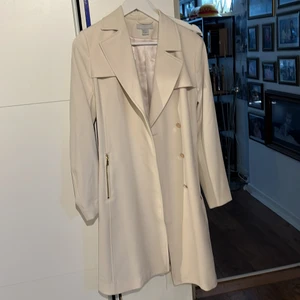 Kappa  - Assnygg beige kappa från hm. Säljer då den inte kommer till användning längre. Använd 3 gånger 