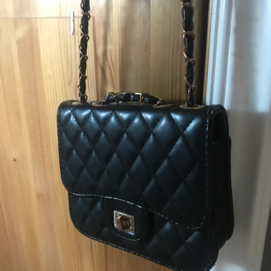 Svart läder (ej äkta) väska