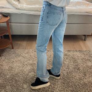 Populära lågmidjade jeans från zara 💕 används fåtal tillfällen därav i väldigt (!!!!!) fint skick, jag är 165
