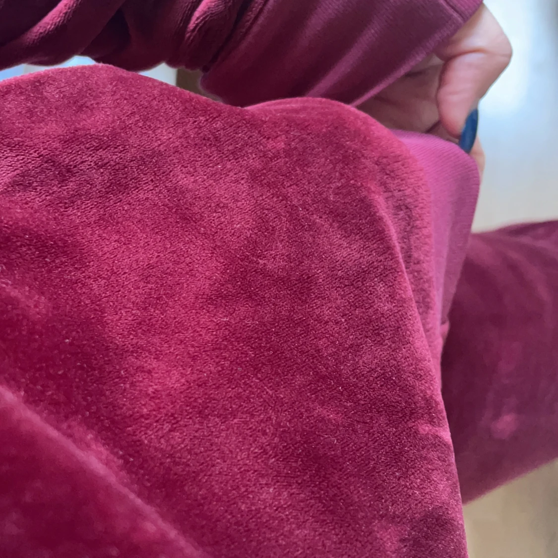 En mörkröd/lila mjukis dress - 91